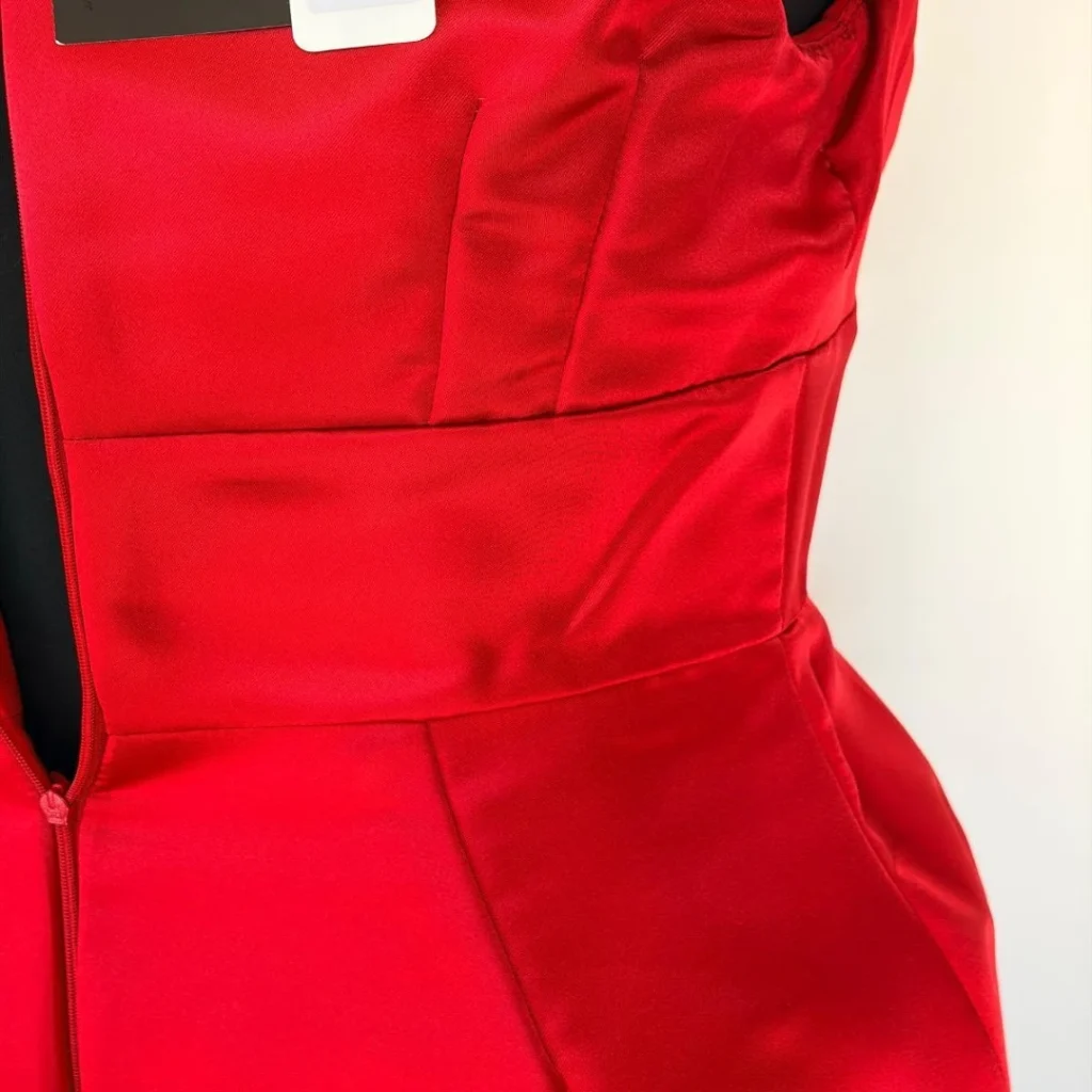 Image for Robe Audacieuse Écarlate au Décolleté Plongeant