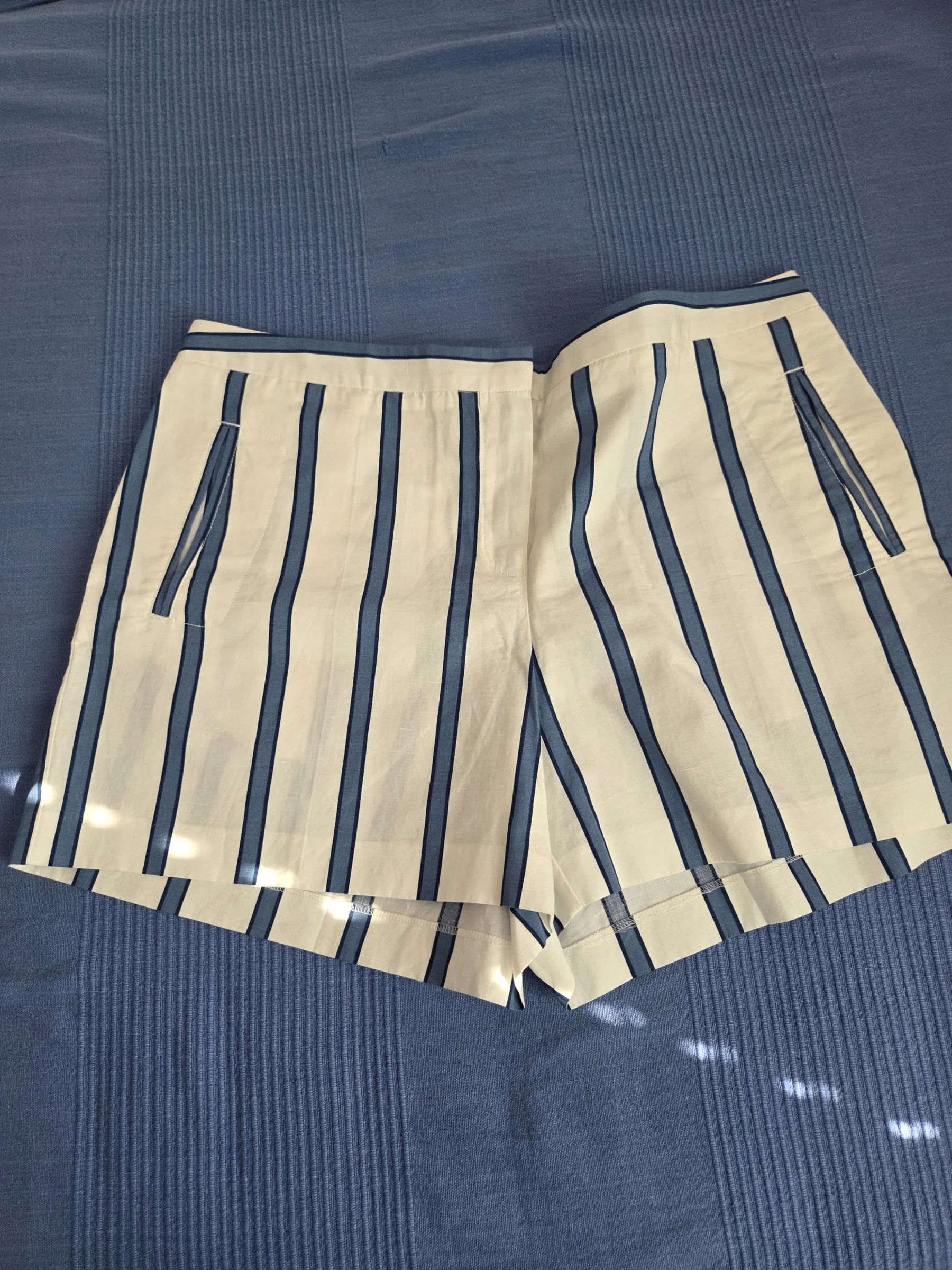 Short Lacoste avec rayures bleus Lacoste seconde main