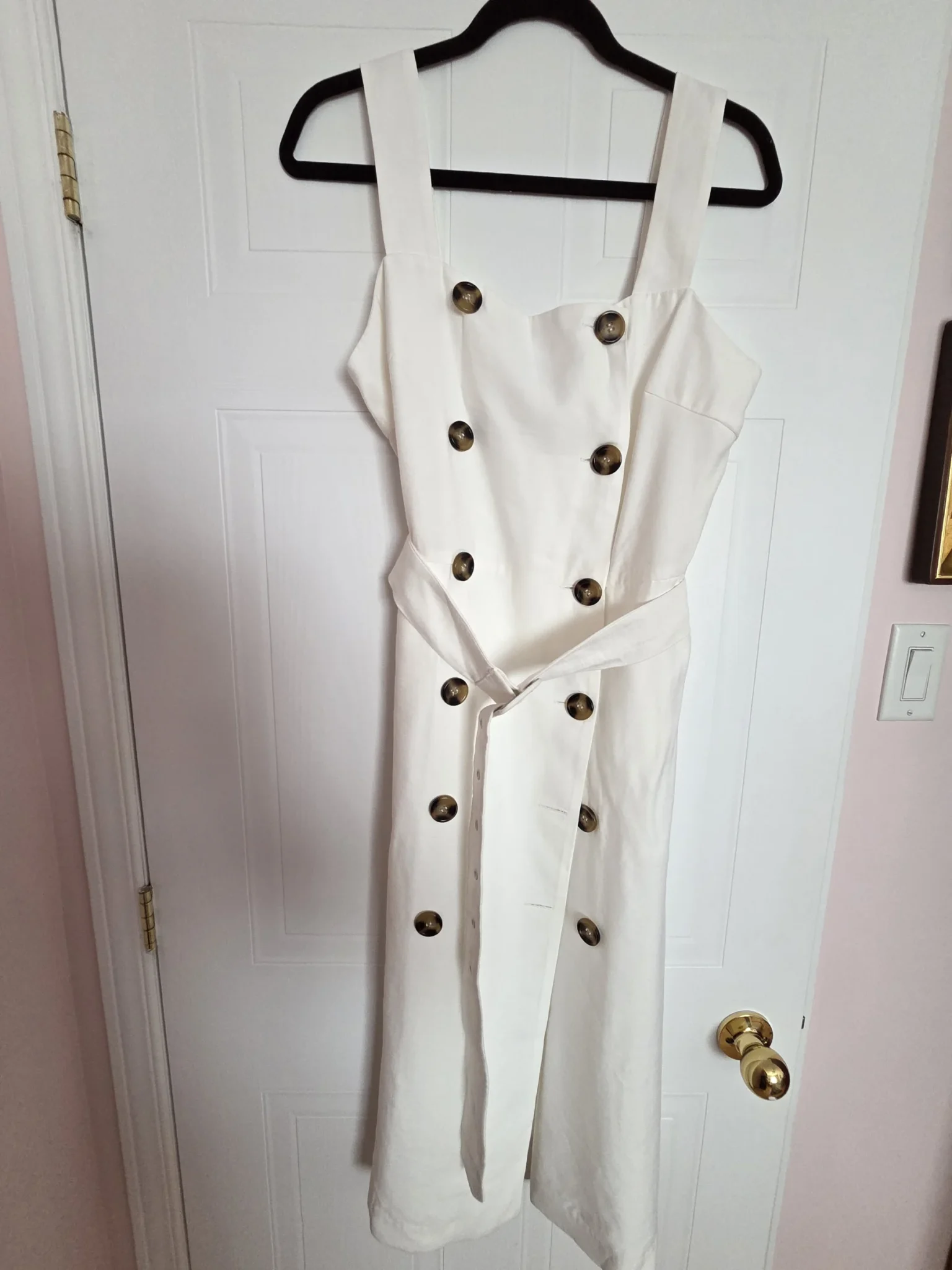 Featured image for Robe blanche avec boutons