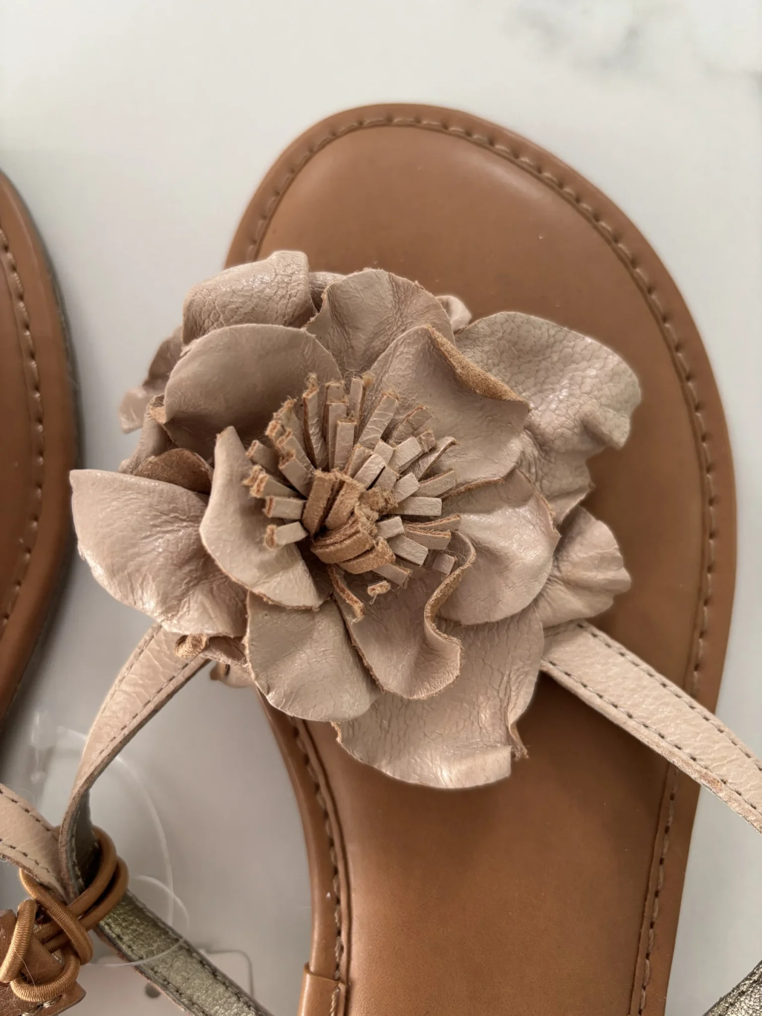 Image for Banana Republic sandals – Leather flower