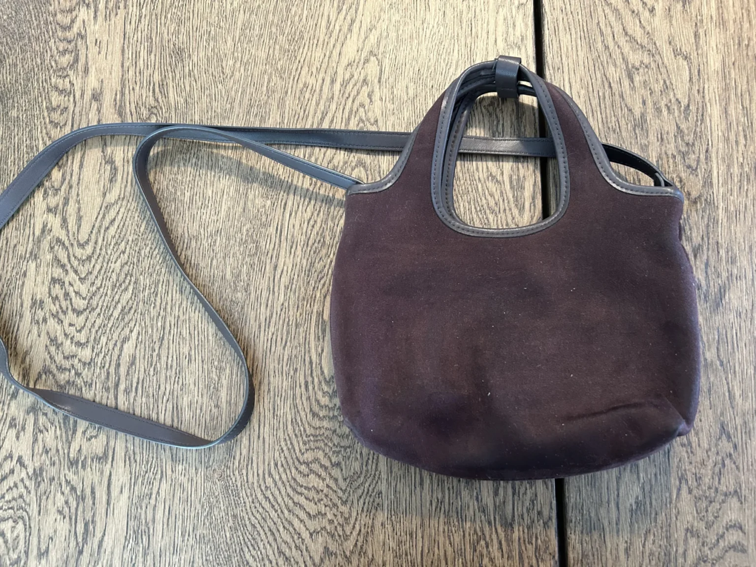 Featured image for Gros ménage 🍃 - Petit sac à main en suède brun