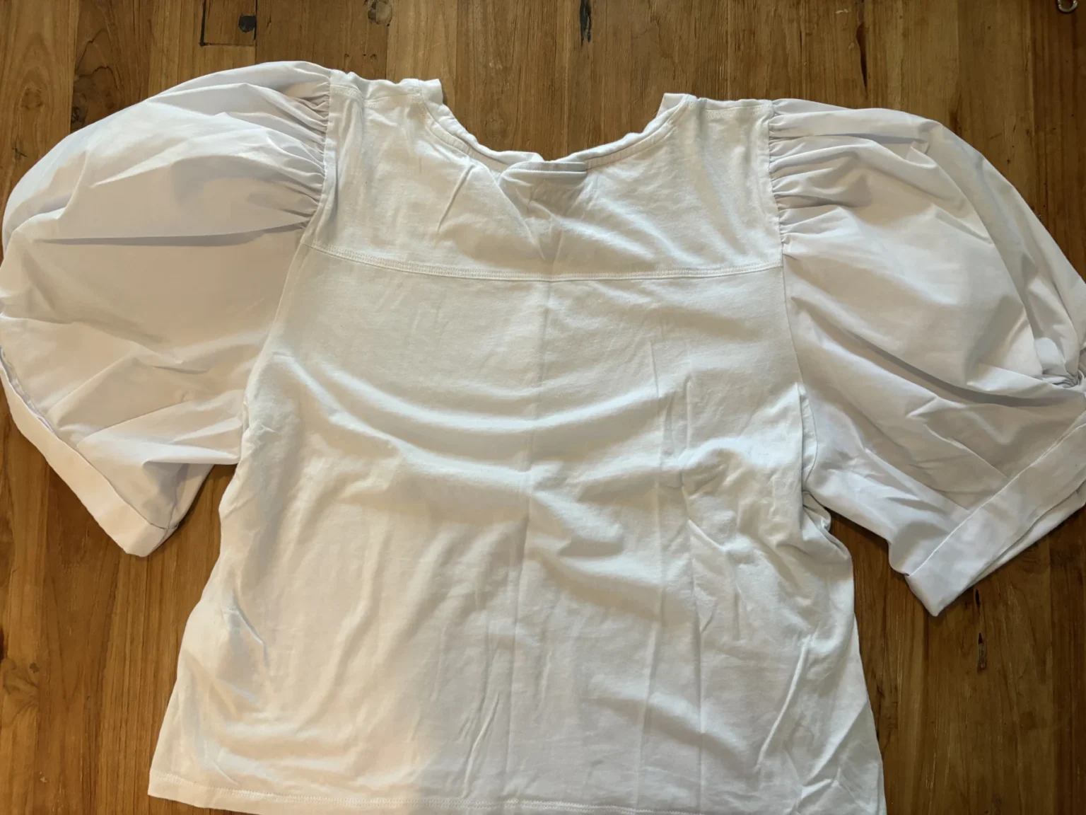 Featured image for White DKNY jumper with puff sleeves – Size XL