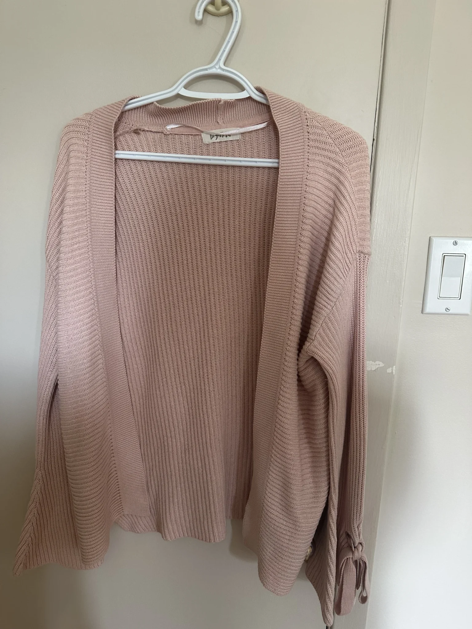 Featured image for Wide-sleeved cardigan with a bow