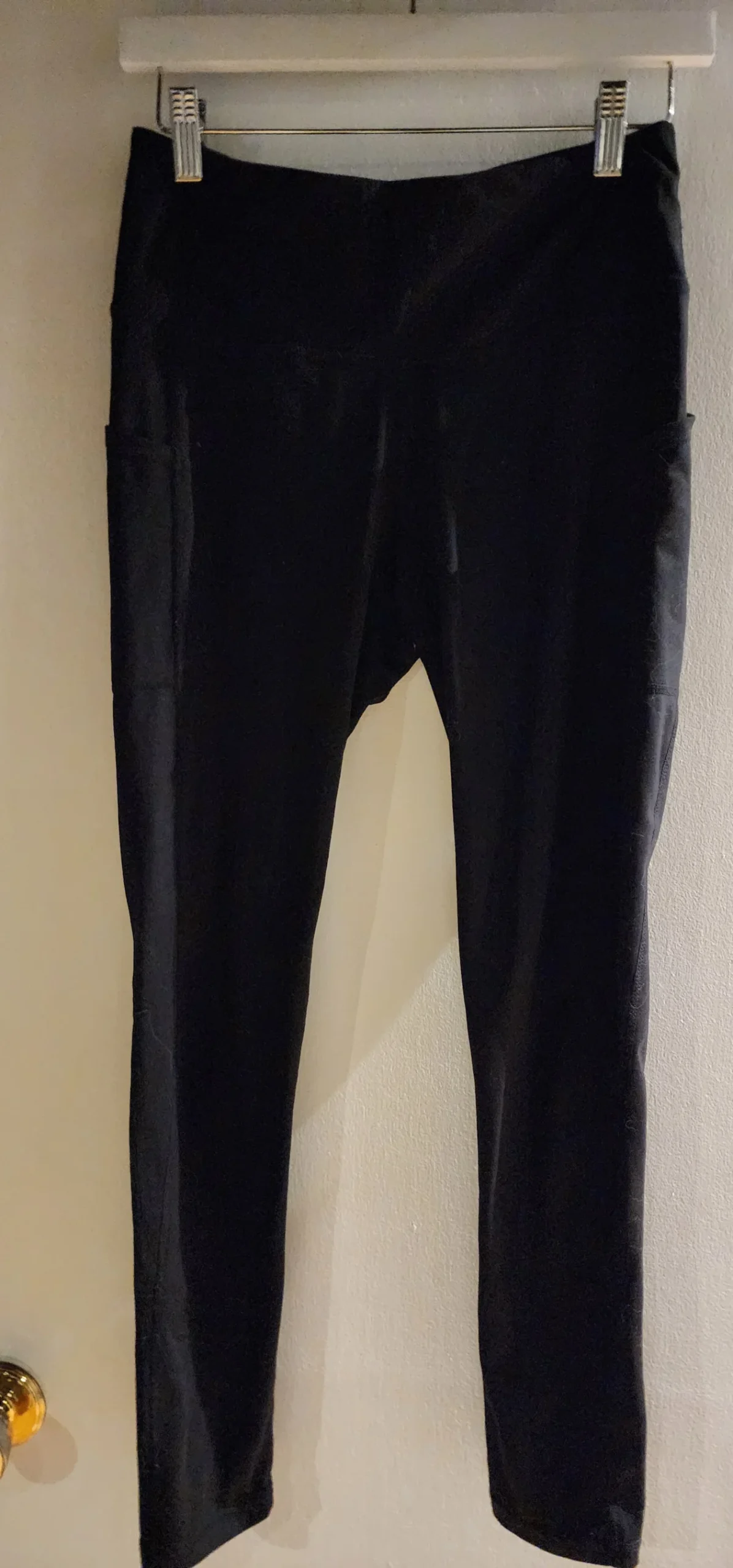 Leggings noire avec poches sur le côté. *Autre seconde main