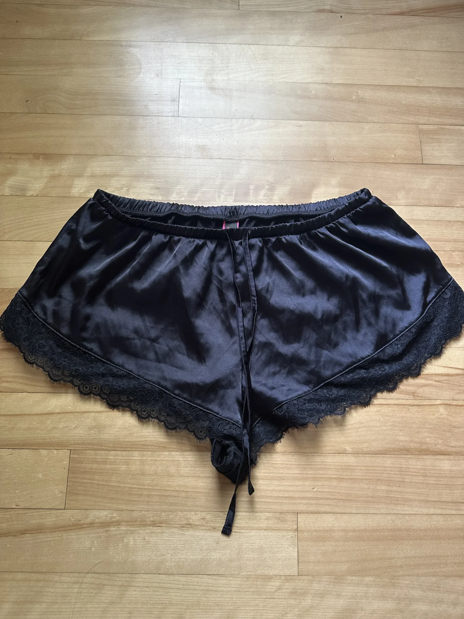 Image for Pyjama shorts with lace detailing
