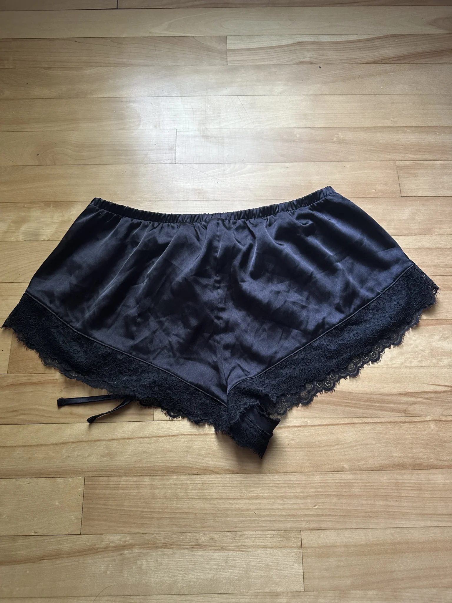 Image for Pyjama shorts with lace detailing