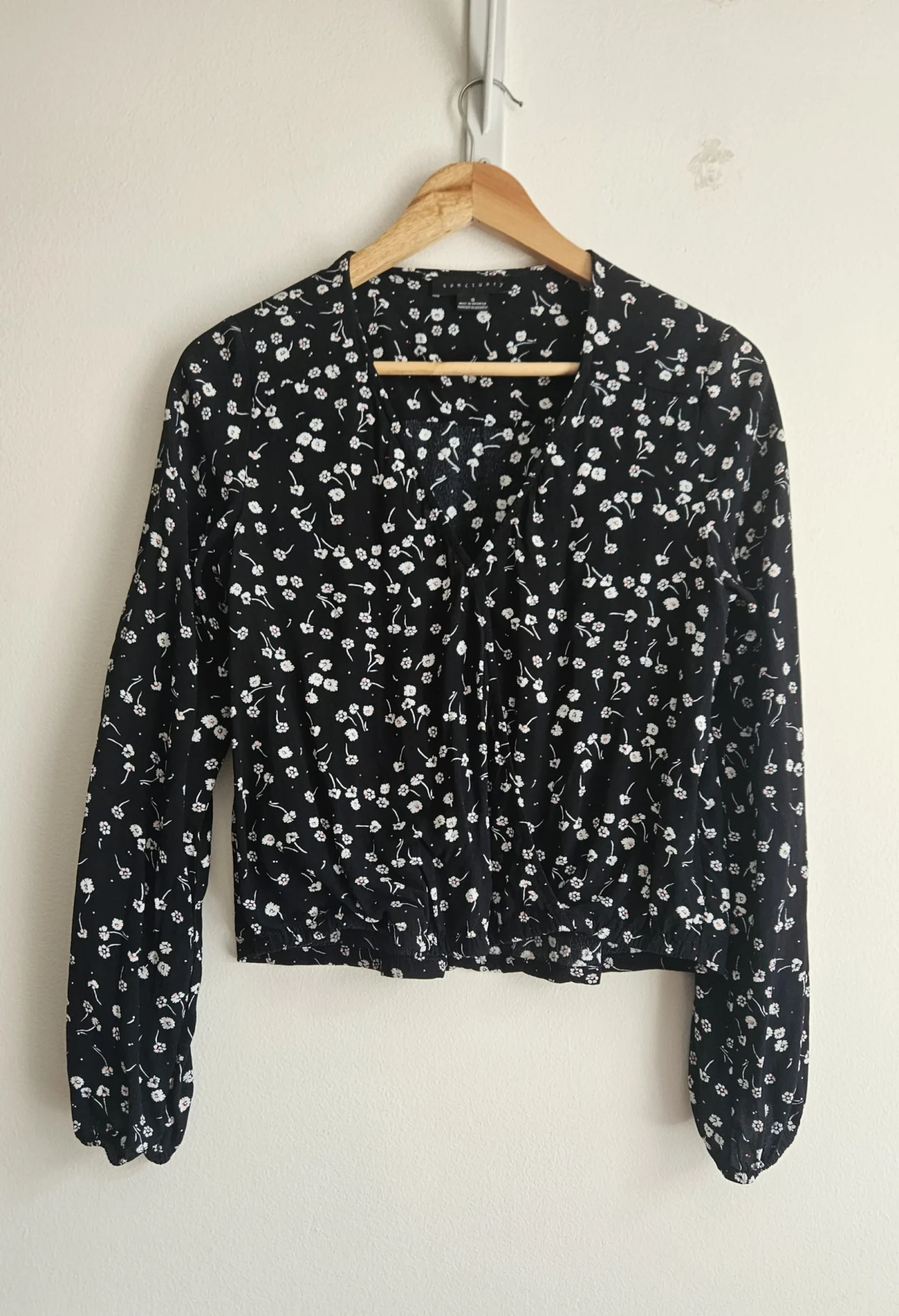 Featured image for 🌷Wrap-around blouse – Sanctuary