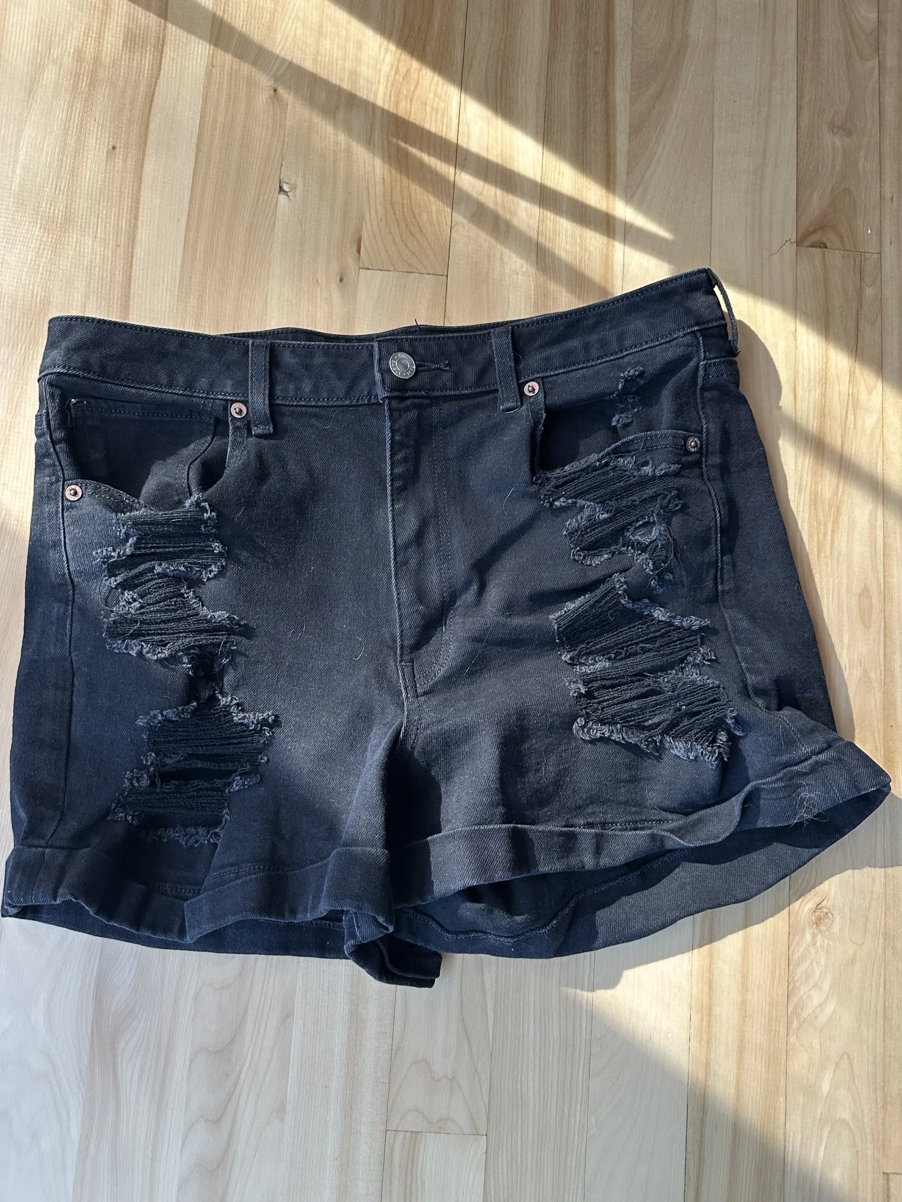 Short AE type “destroy” American Eagle Outfitters seconde main