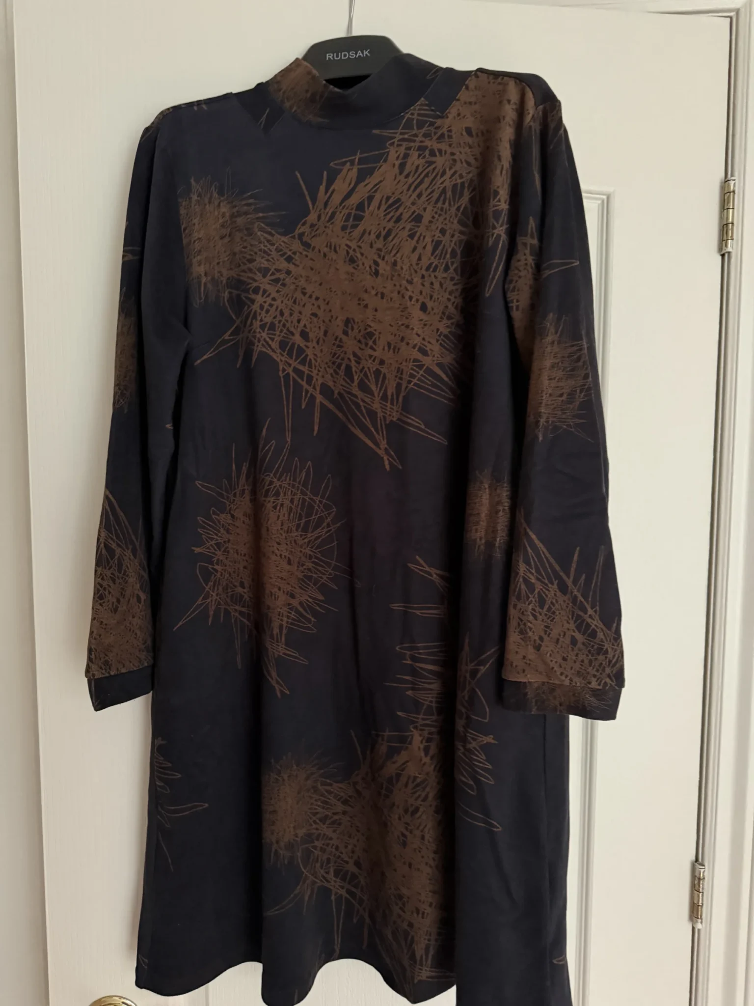 Featured image for Robe aux genou à col montant et manche longues UCHUU