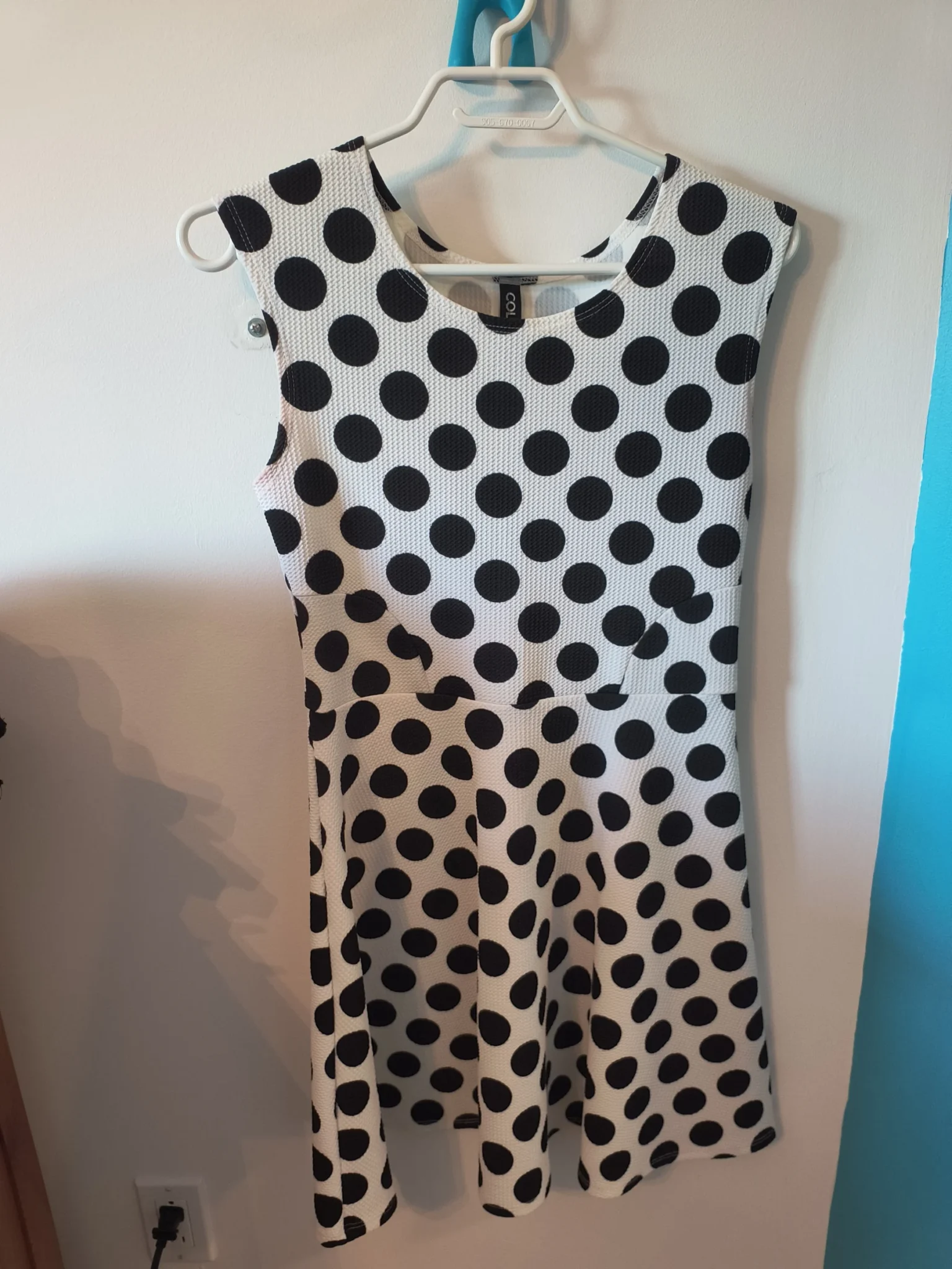 Featured image for Robe à pois blanche et noire - Colori