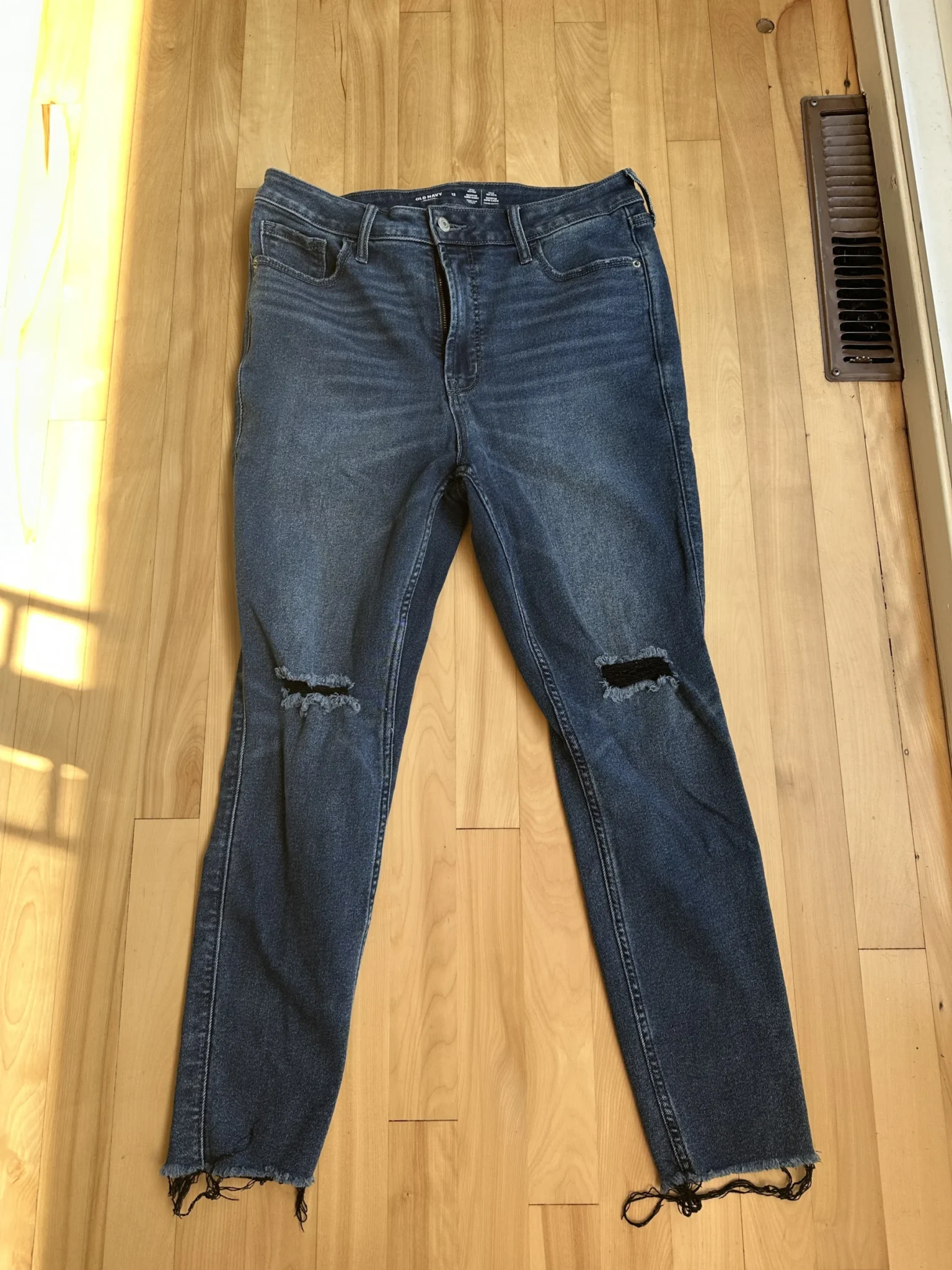 Featured image for Skinny jeans with a hole in the knee