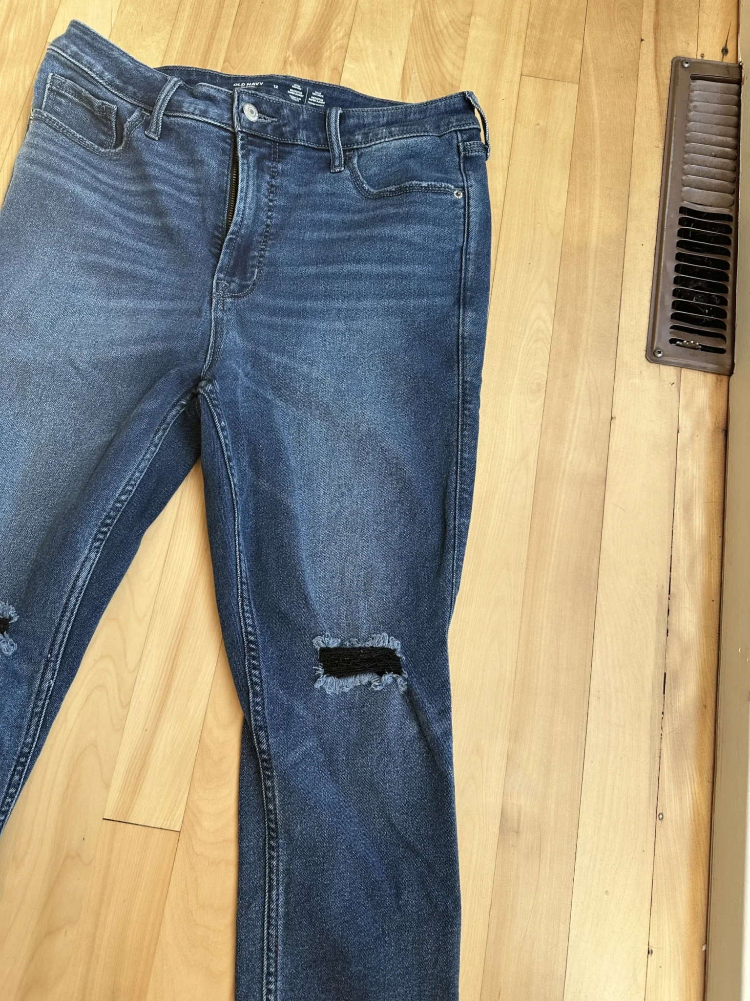 Image for Skinny jeans with a hole in the knee