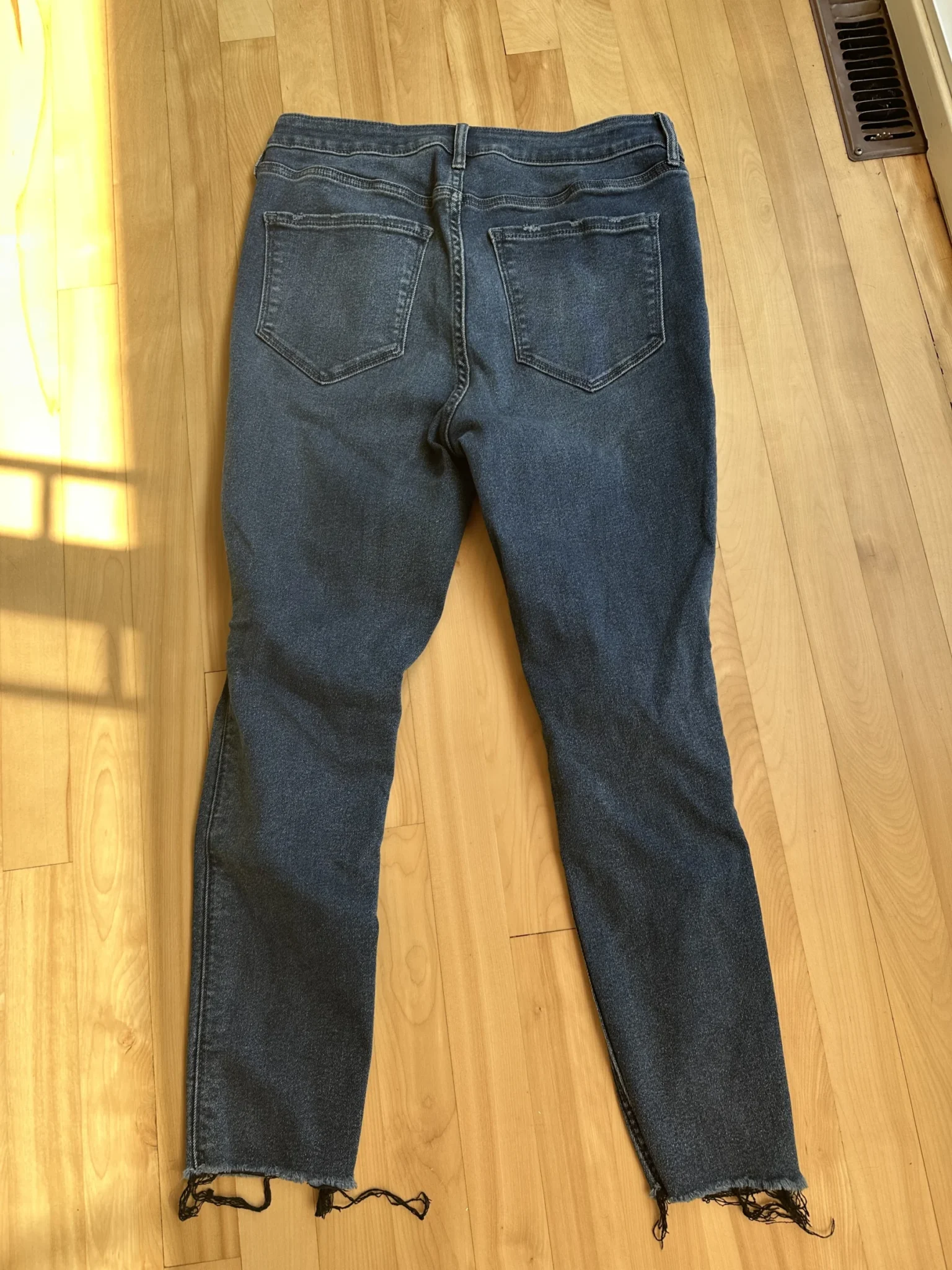 Image for Skinny jeans with a hole in the knee