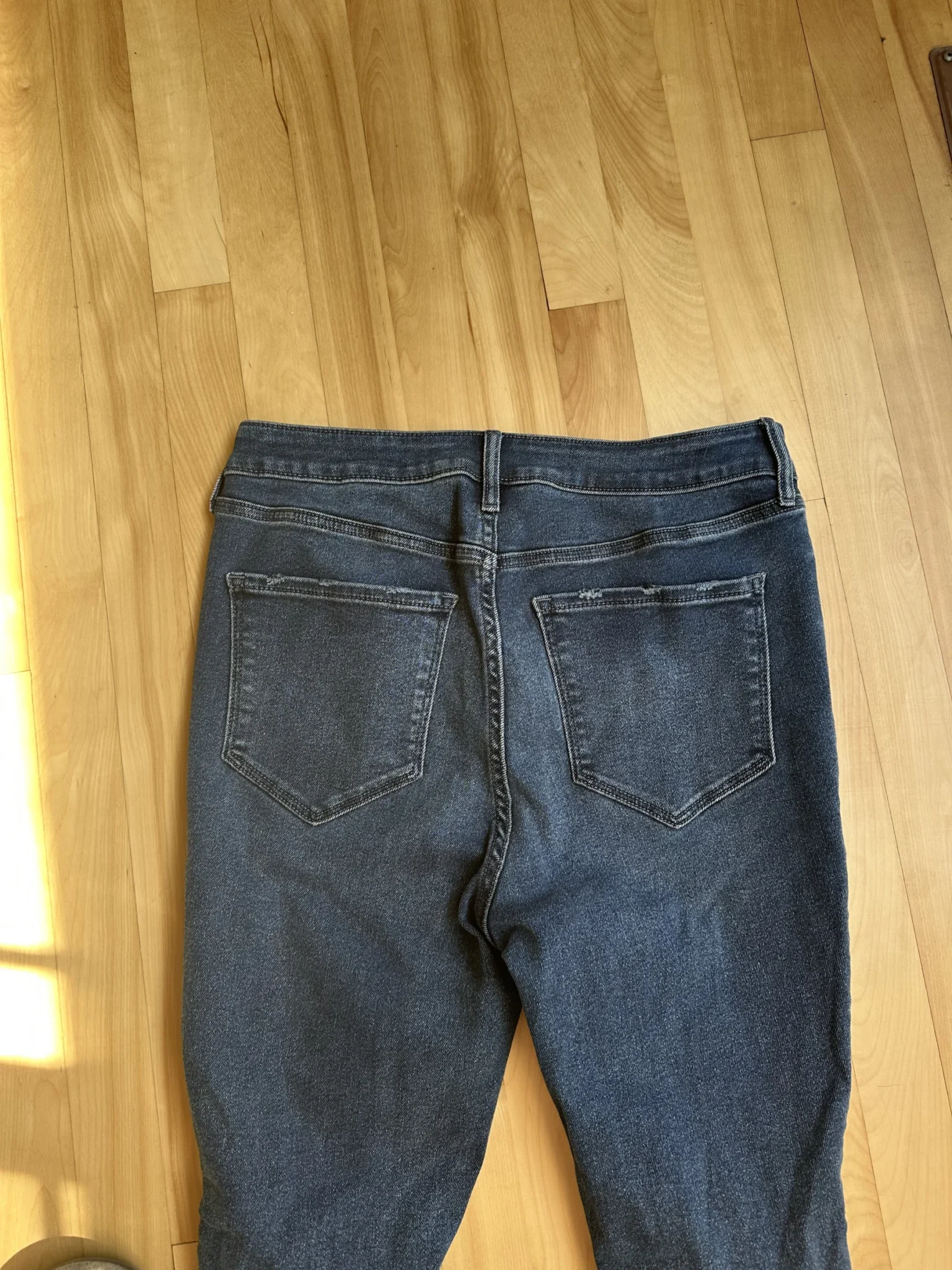 Image for Skinny jeans with a hole in the knee