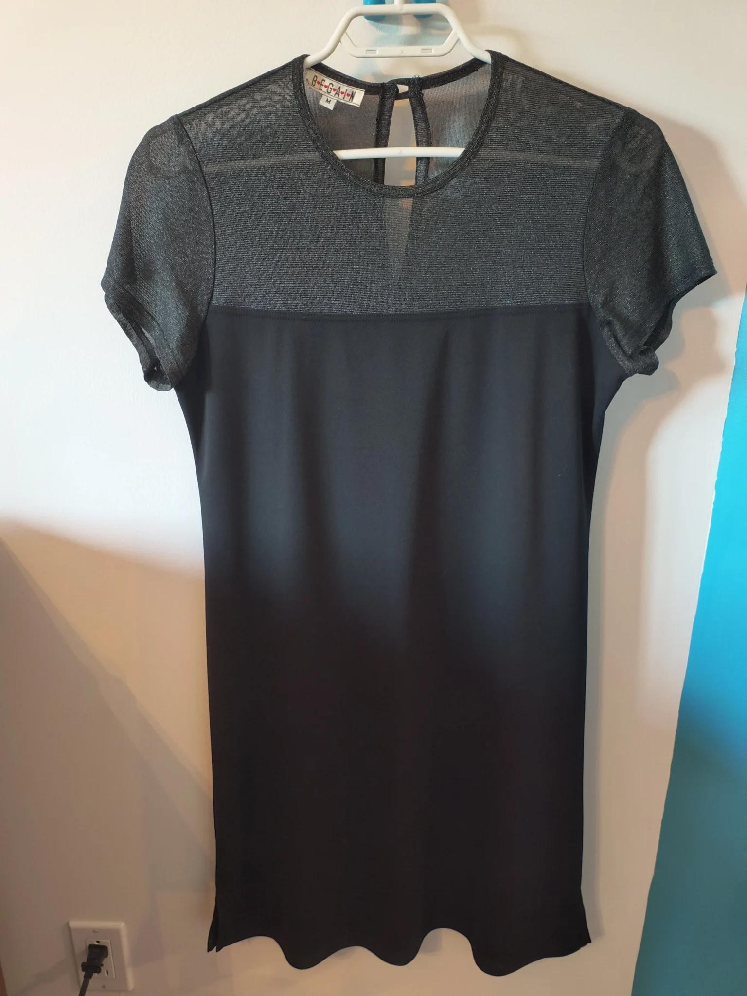 Featured image for Petite robe noire chic avec encolure en voile brillant – B-E-G-A-I-N
