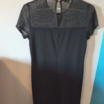 Thumbnail for Petite robe noire chic avec encolure en voile brillant – B-E-G-A-I-N