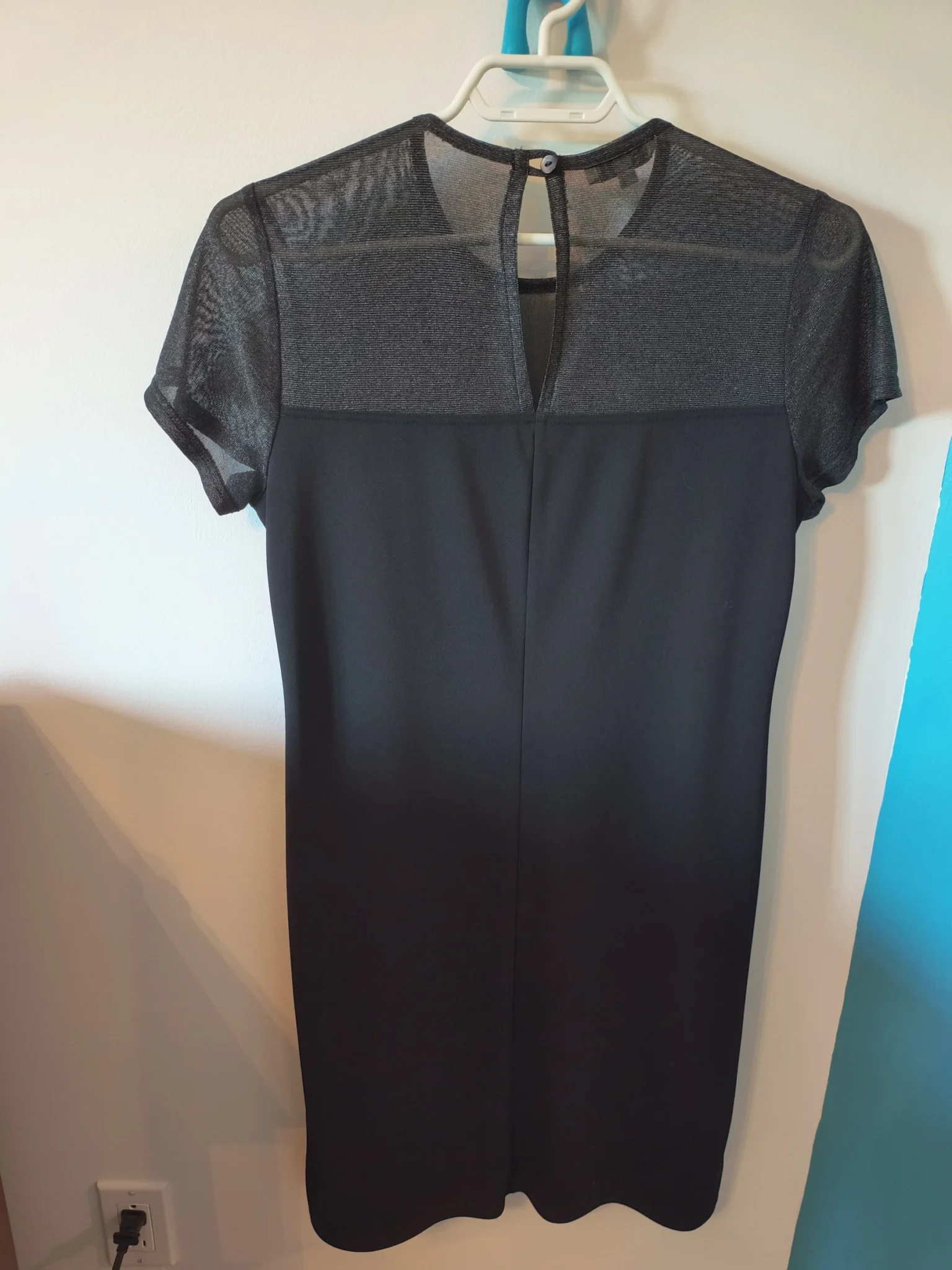 Image for Petite robe noire chic avec encolure en voile brillant – B-E-G-A-I-N