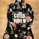 Thumbnail for Chandail capuche GOOD VIBES motif fleuri.