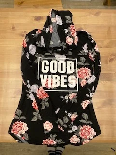 Image for Chandail capuche GOOD VIBES motif fleuri.