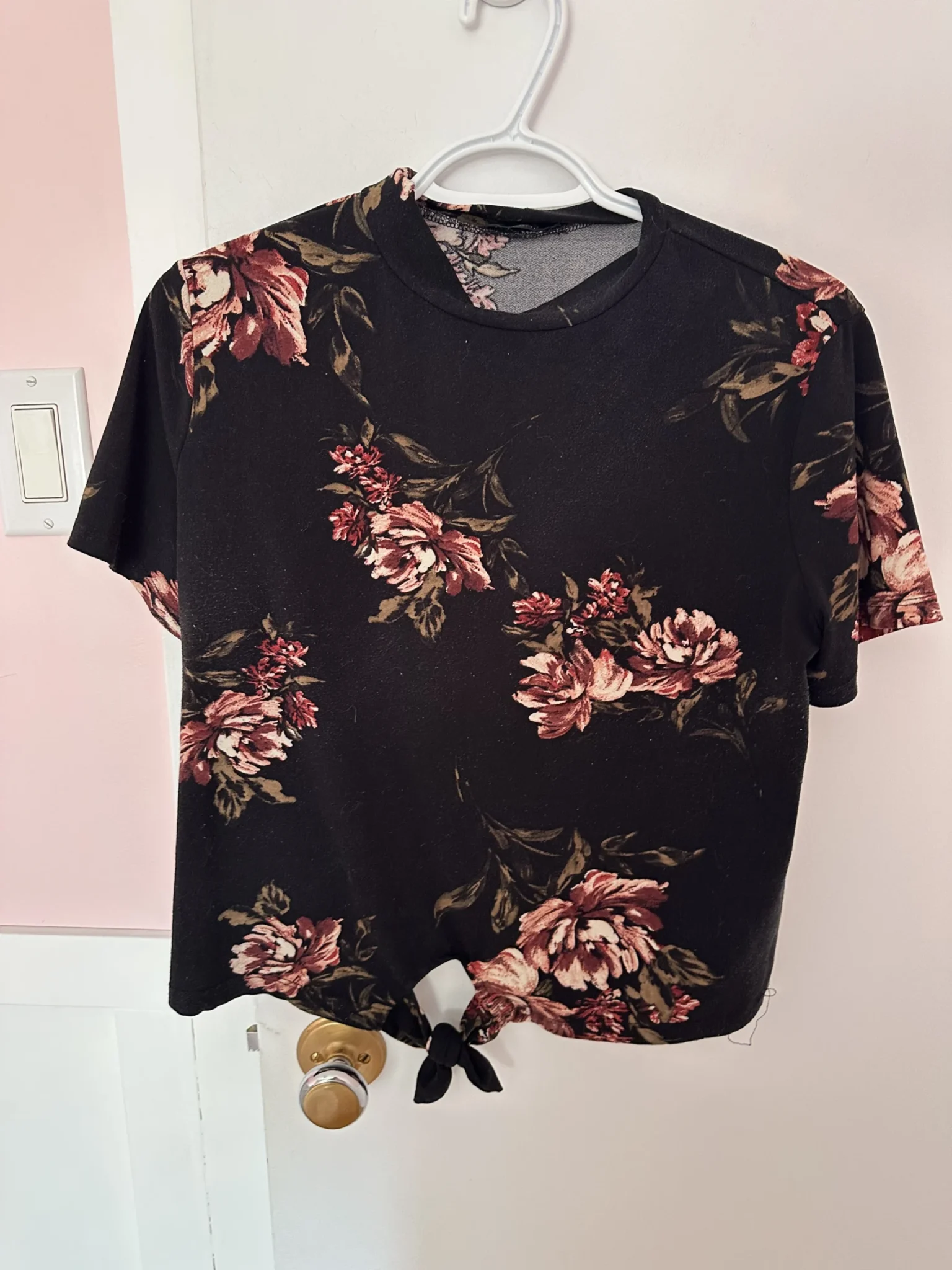 Featured image for Floral T-shirt with a tie-front design - Dynamite