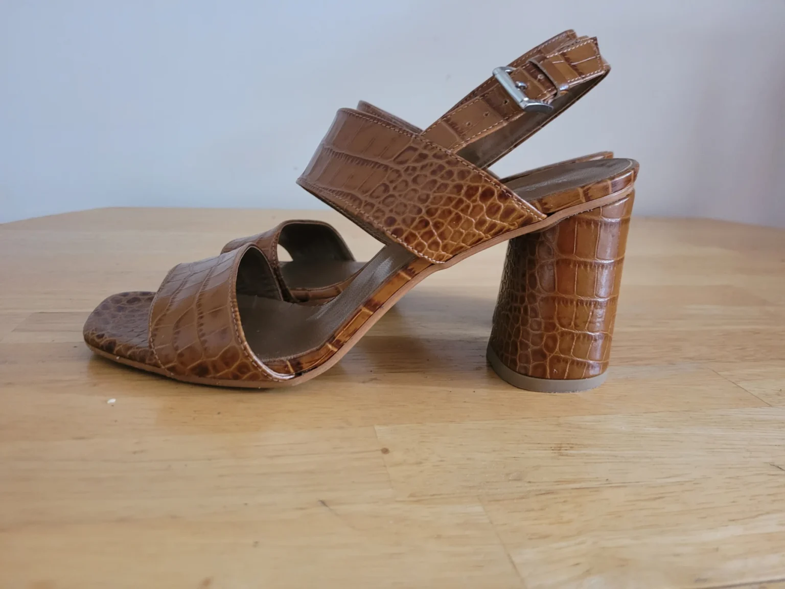 Featured image for Maguire sandale croco cognac