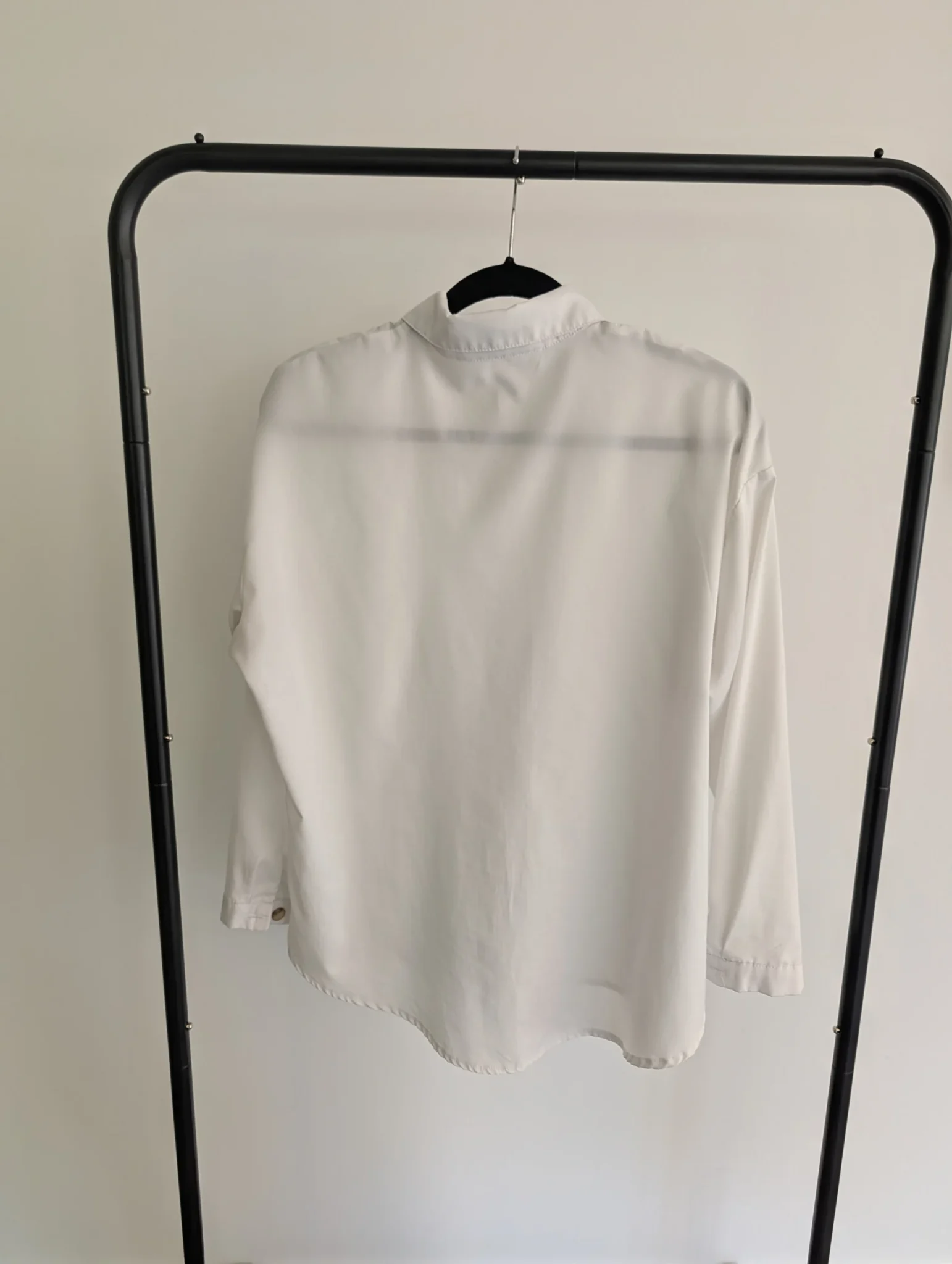 Image for White long-sleeved shirt