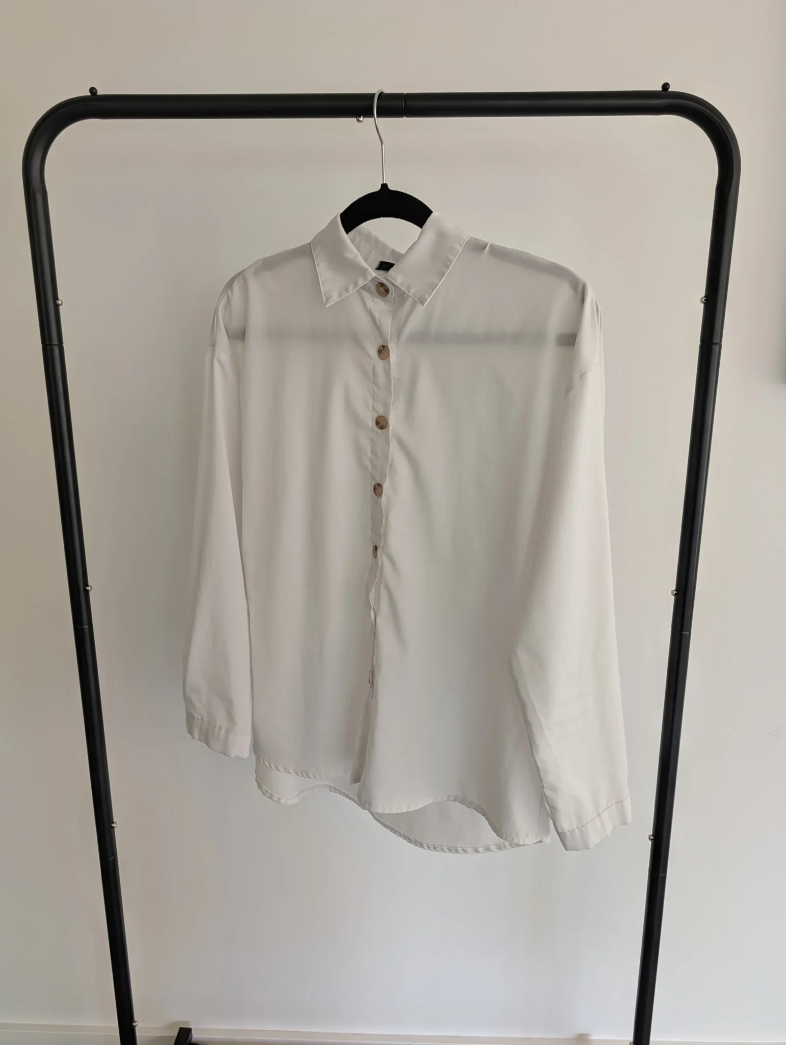Image for White long-sleeved shirt