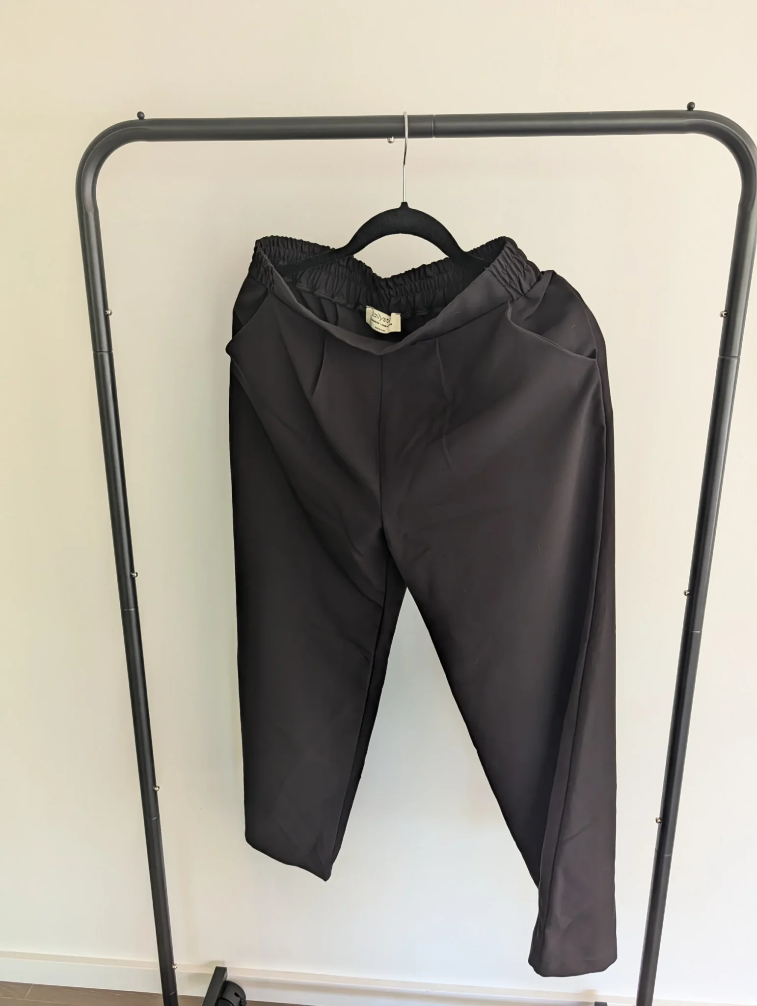 Featured image for Brand-new black Dailystory trousers