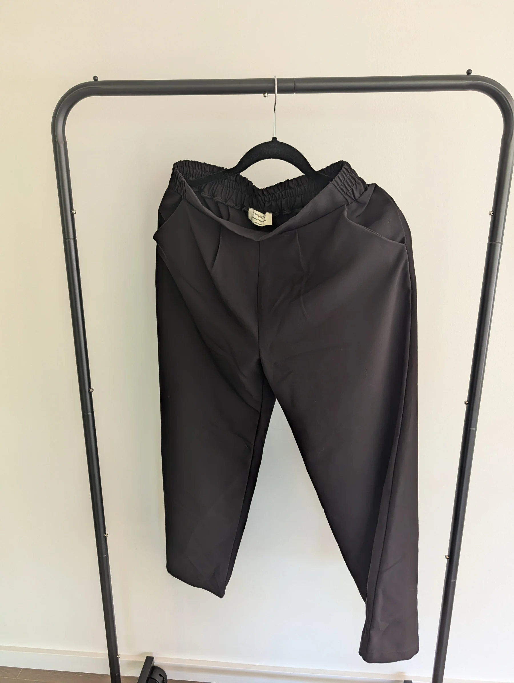 Brand-new black Dailystory trousers Daily Story seconde main