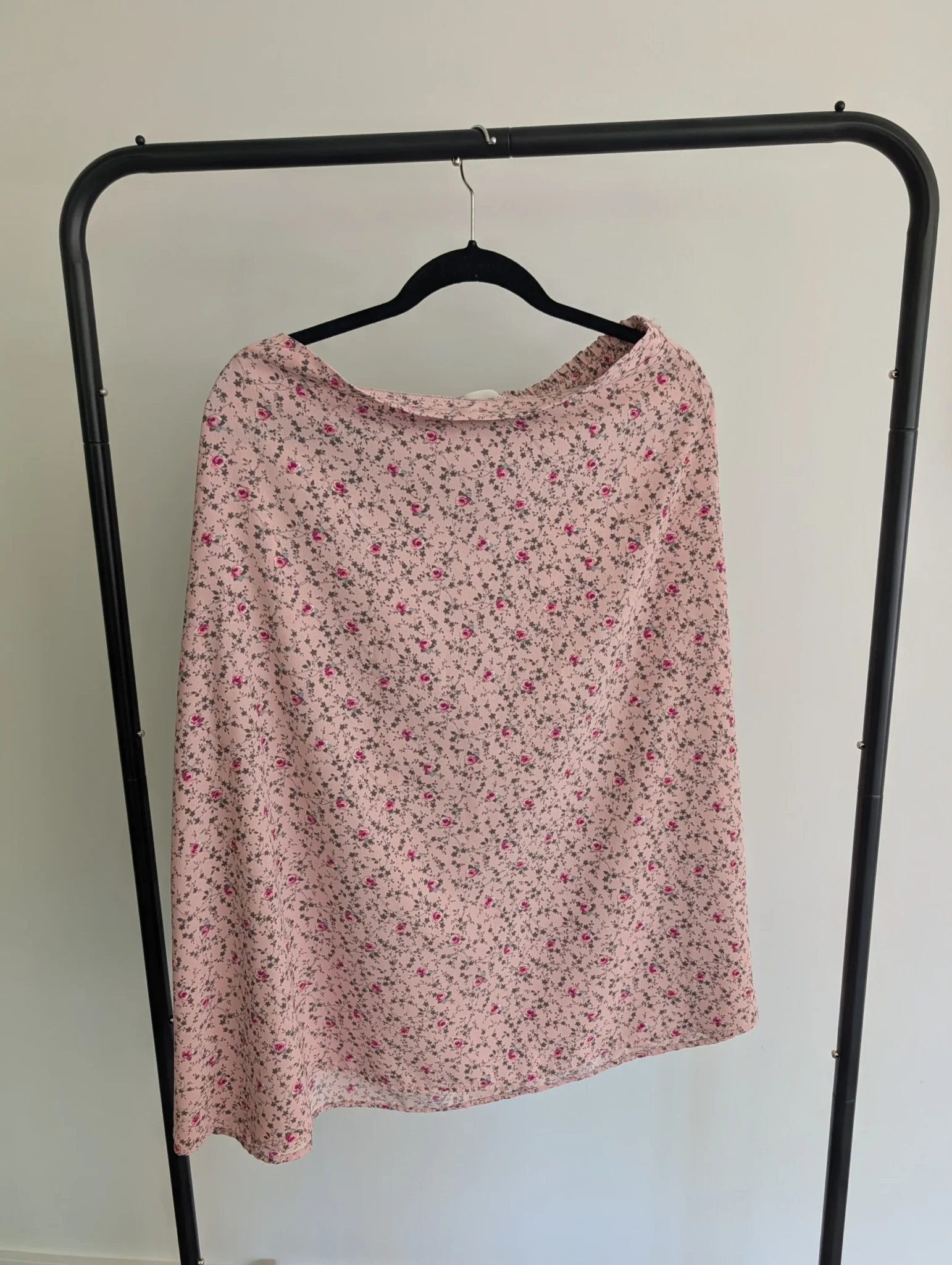 Featured image for Pink 'Romance' skirt with small flowers