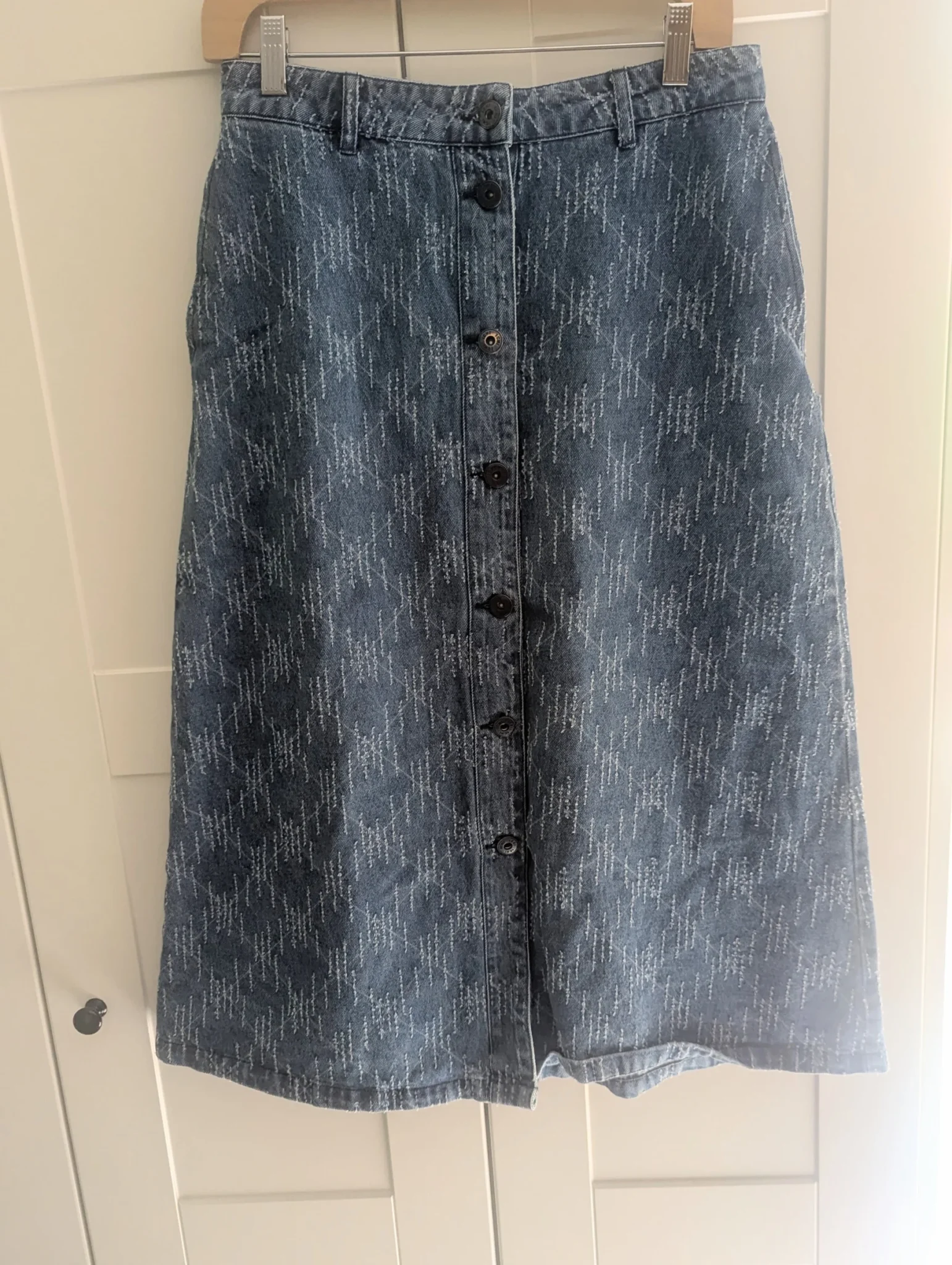 Featured image for Jupe denim texturé mi-longue