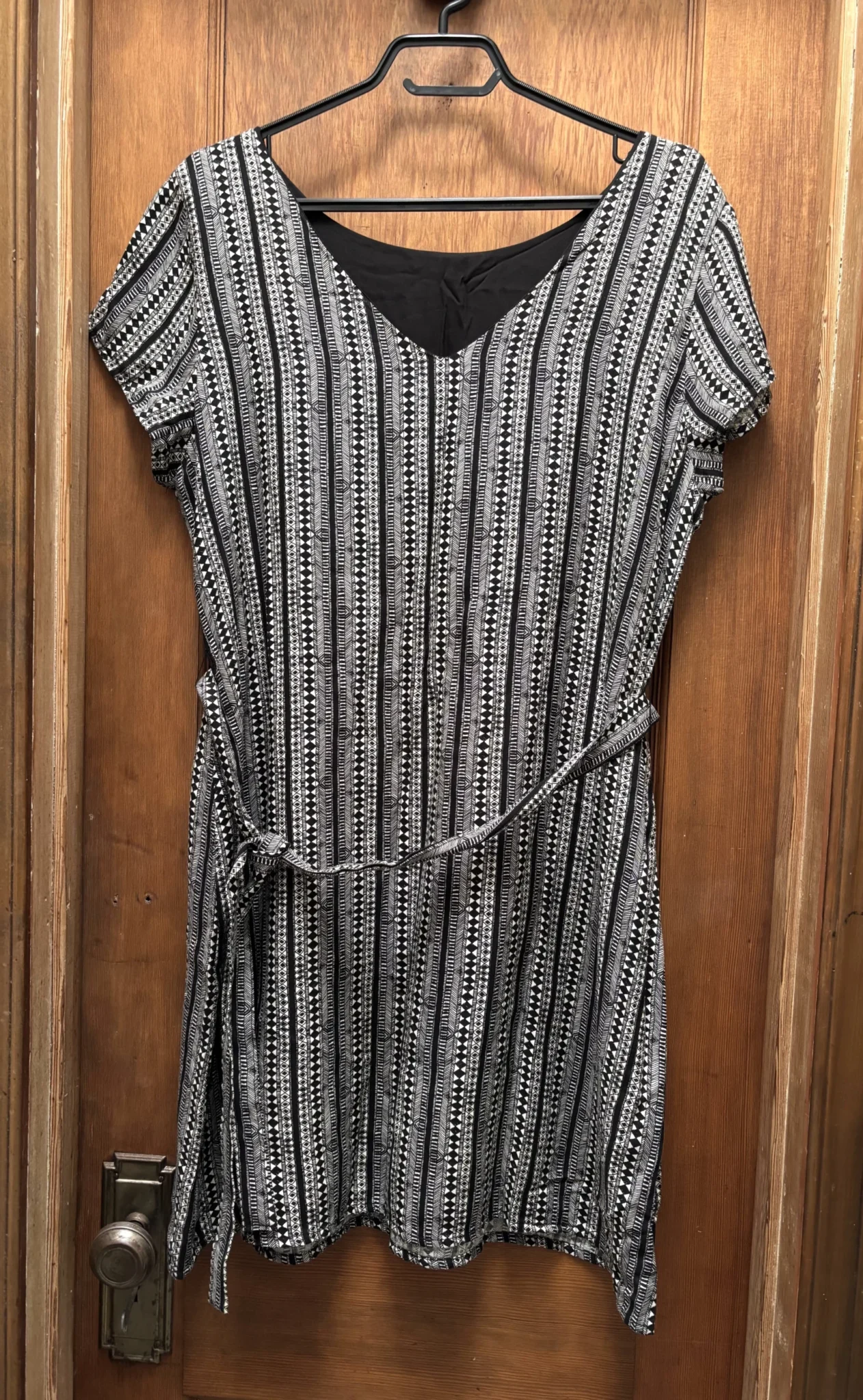 Featured image for Robe Noir et Blanche - Cherry Bobin