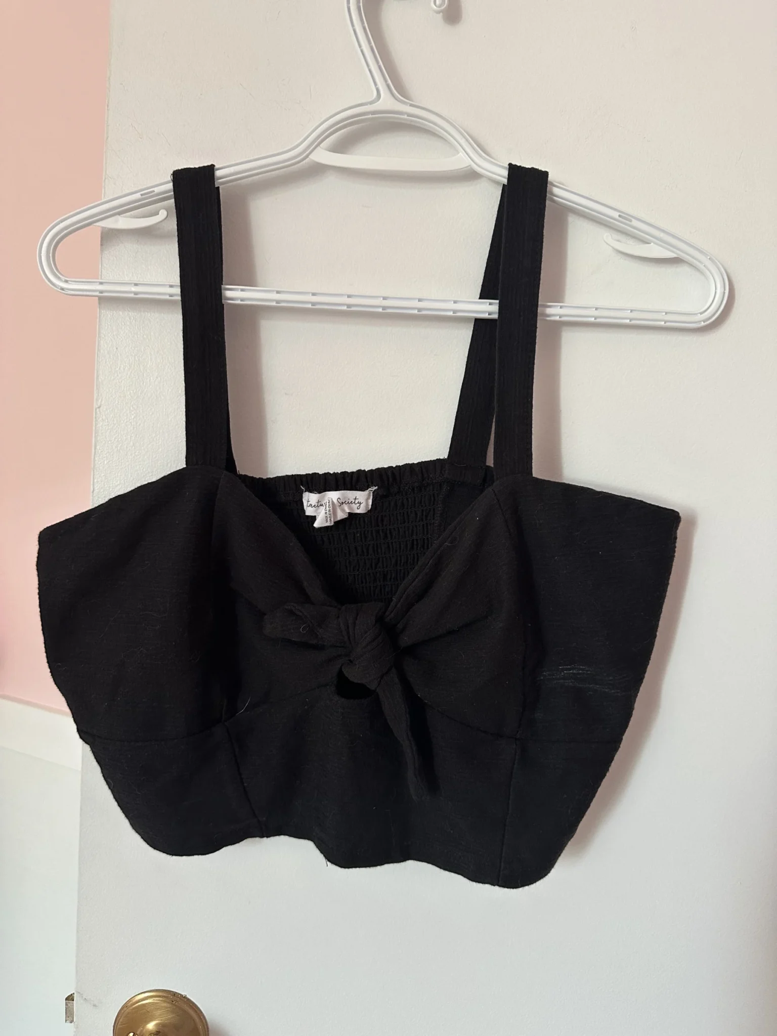 Featured image for Camisole crop avec noeud à l’avant