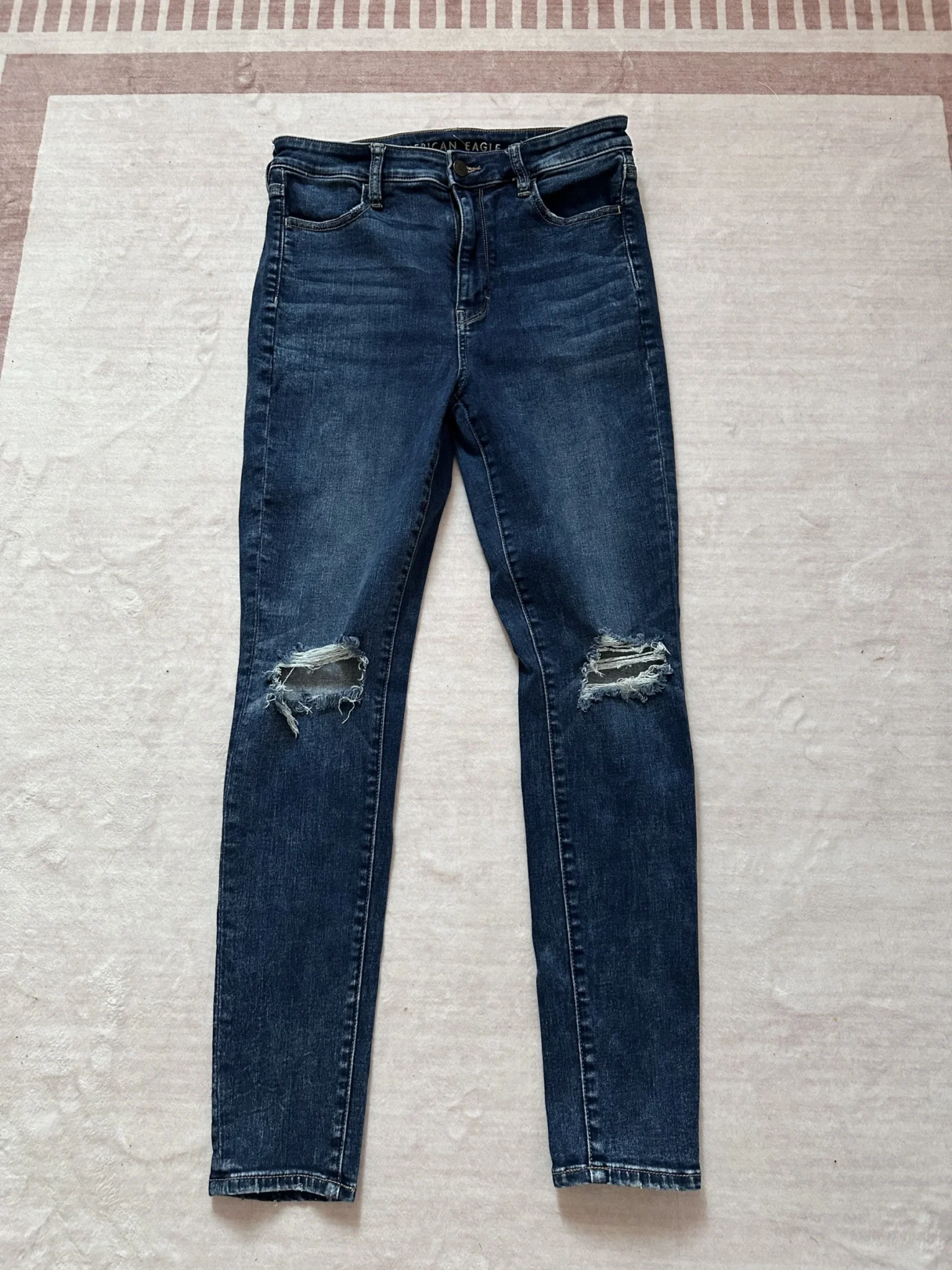 Featured image for Jeans American Eagle avec trou au genou