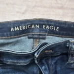 Thumbnail for Jeans American Eagle avec trou au genou