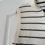 Thumbnail for Pull Mango taille M rayé écru et bleu marine col camionneur