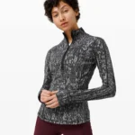 Featured thumbnail for Veste Lululemon de sport taille 4 noir et blanc à motif
