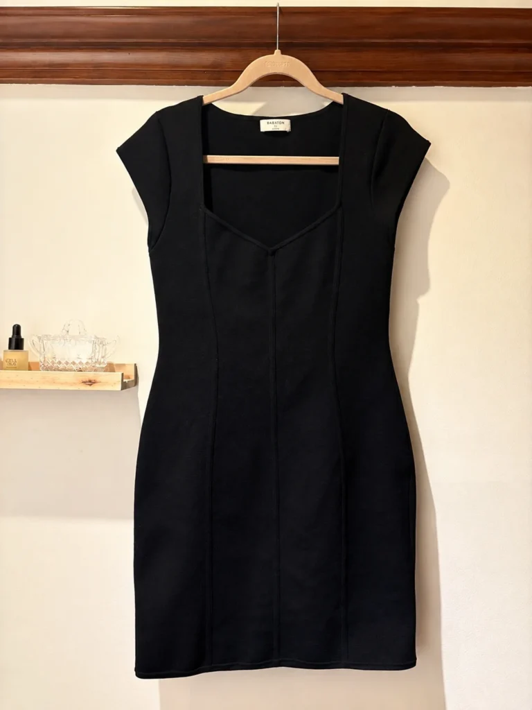 Featured image for Babaton par Aritzia – Robe noire structurée – taille L