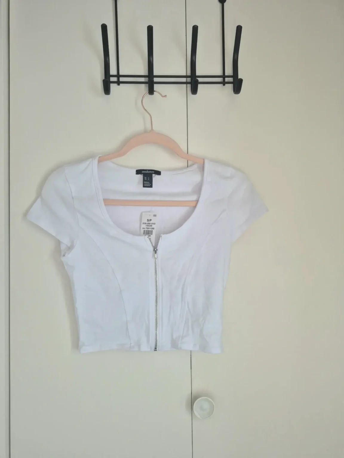 Featured image for White jumper, size Small