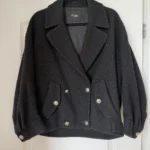 Thumbnail for Manteau court Maje noir avec bouton doré taille 36 effet tweed