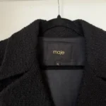Thumbnail for Manteau court Maje noir avec bouton doré taille 36 effet tweed