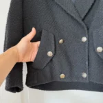 Thumbnail for Manteau court Maje noir avec bouton doré taille 36 effet tweed