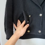Thumbnail for Manteau court Maje noir avec bouton doré taille 36 effet tweed