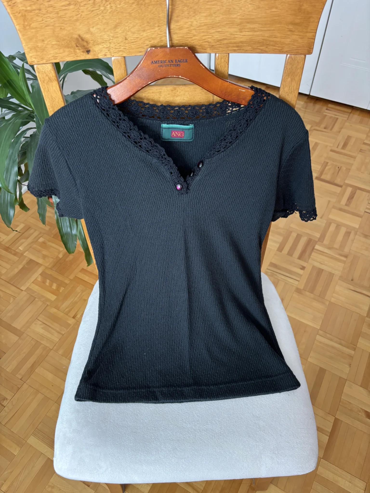 Featured image for Haut noir texturé vintage des années 90 à encolure en V crochetée – XS