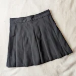 Featured thumbnail for Pleated skirt noire Aritzia