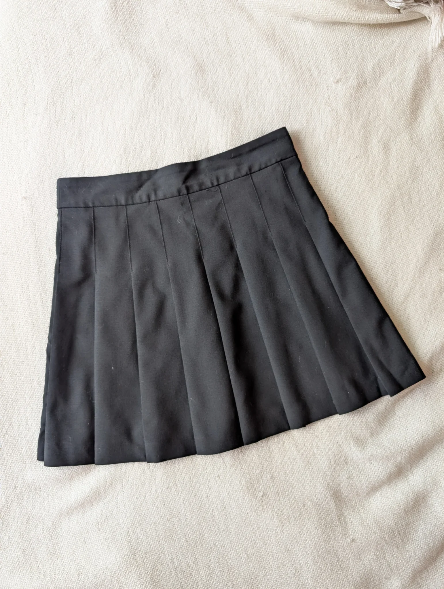 Featured image for Pleated skirt noire Aritzia