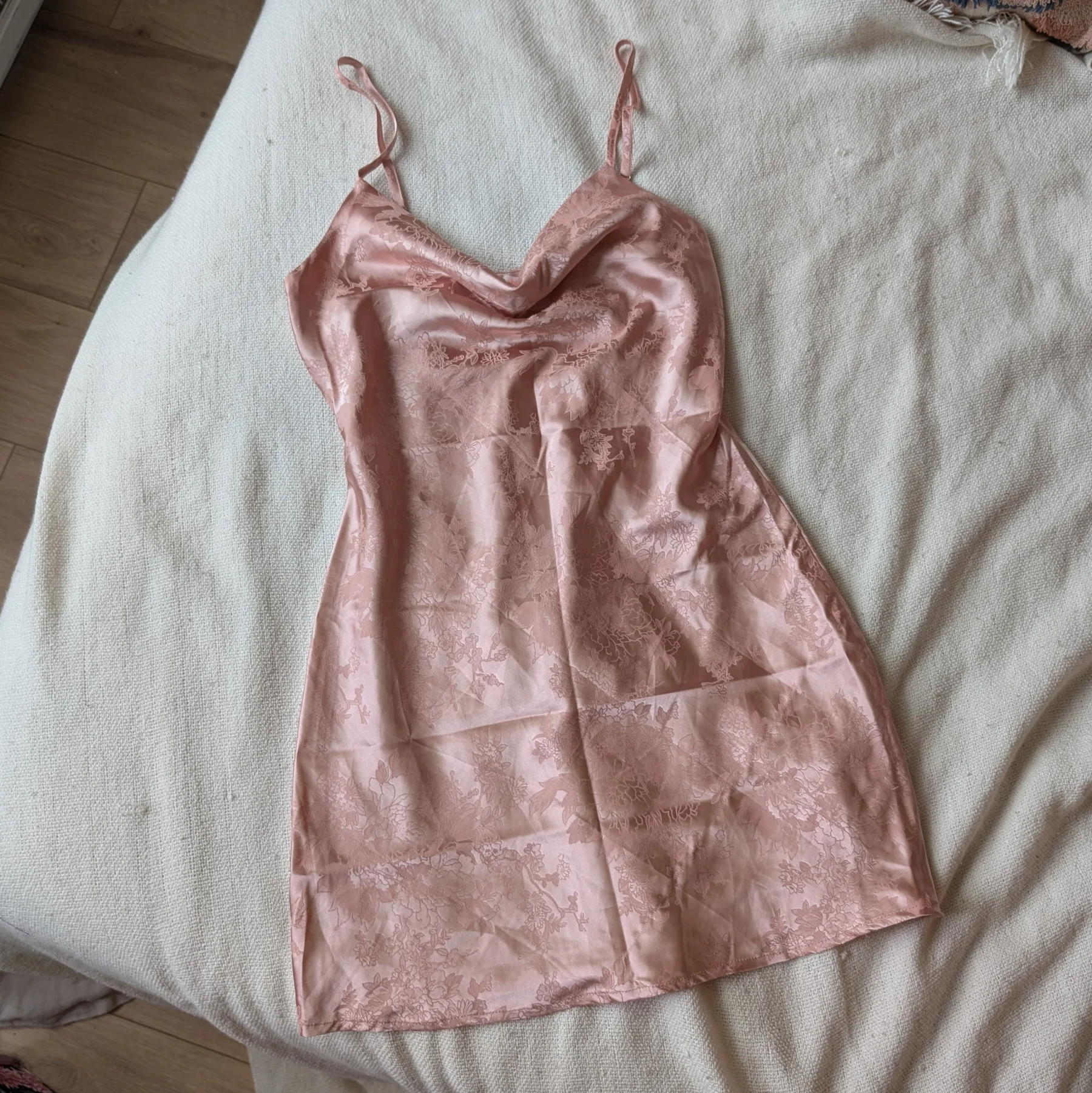 Robe satinée fleurie rose *Autre seconde main