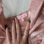 Thumbnail for Robe satinée fleurie rose
