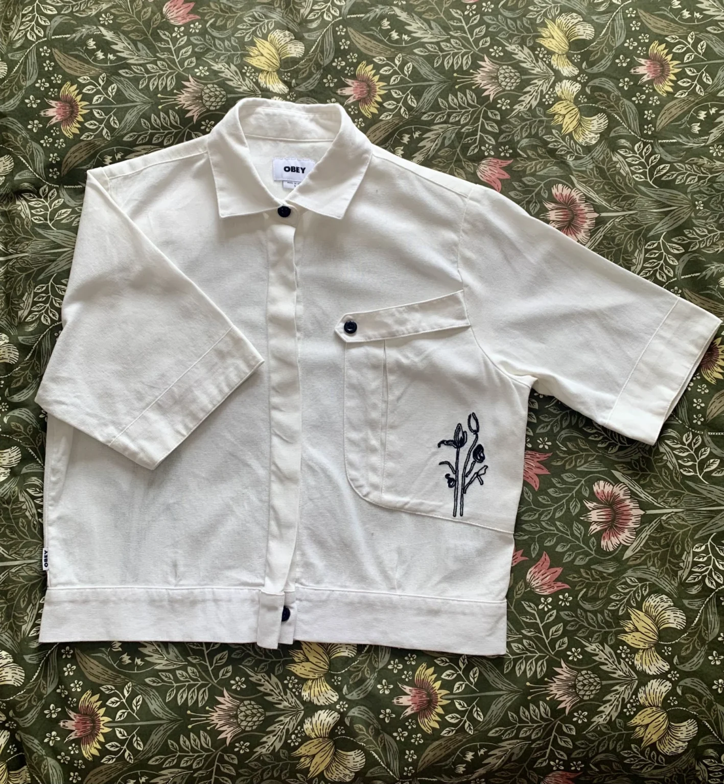 Featured image for Chemise à manches courtes Obey avec détails contrastants