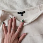 Thumbnail for Haut moulant avec épaules dégagées